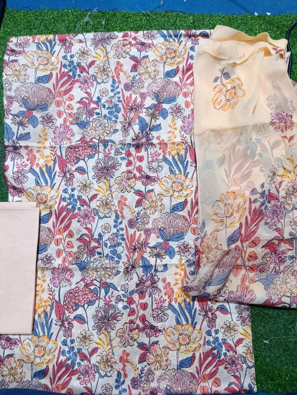 UNSTITCHED SUIT BY BAREEZE