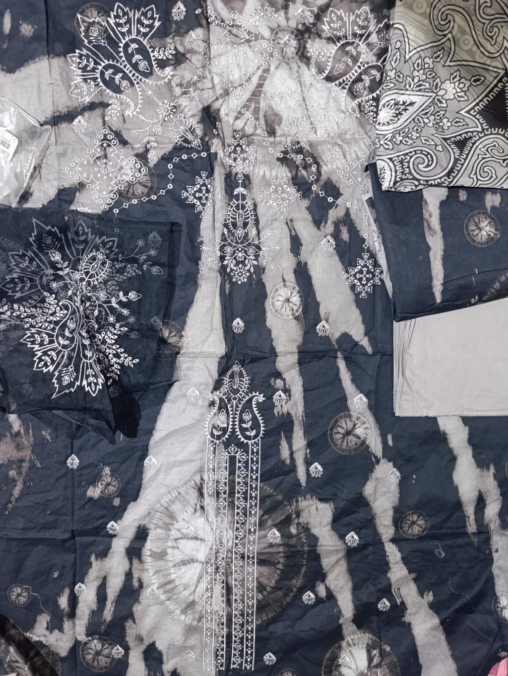 nishat embridery lawn tie and die